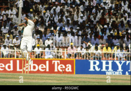 Kapil Dev Bowling, indischer Cricket-Kapitän, schneller Bowler, Indien, Asien, asiatischer, indischer Cricketspieler Stockfoto