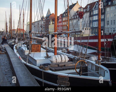 Kopenhagen, Dänemark - 10 April, 2016: Viele Boote und Schiffe in Nyhavn Harbour in der Dämmerung Stockfoto