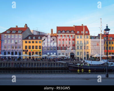 Kopenhagen, Dänemark - 10 April, 2016: Kleine Häuser von Nyhavn in der Dämmerung Stockfoto