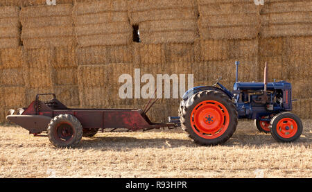 Ein vintage Fordson Traktor abschleppen eines Miststreuer Stockfoto