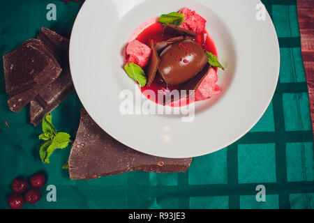 Cheesecake Brownies mit Kirschsauce, selektiver Fokus Stockfoto