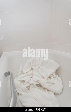 Handtücher in einem Hotel Zimmer Badewanne für den Zimmerservice zu aktualisieren. Stockfoto