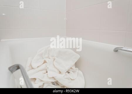 Handtücher in einem Hotel Zimmer Badewanne für den Zimmerservice zu aktualisieren. Stockfoto