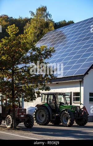 Solarzellen auf dem Dach einer Scheune, auf einem Bauernhof in Niedersorpe, Nordrhein-Westfalen Stockfoto