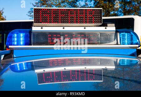 Schild "sicherheitstipps", Deutsch für die 'Gefahr', auf dem Dach eines Polizeiautos, Notfallübung mit zahlreichen Rettungsorganisationen und die Stockfoto