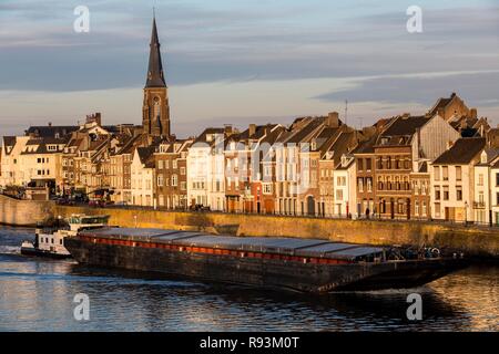 Im Osten der Stadt an der Maas, Altstadt, Frachtschiff, Maastricht, Limburg, Niederlande Stockfoto