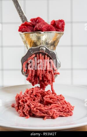 Fleisch - Schleifer, Schleifen frischem Fleisch in Hackfleisch/Faschiertem Stockfoto