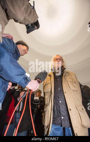 Der Künstler Christo mit Journalisten bei der Eröffnung der Ausstellung von Christo-Installation 'Big Air Package" in der Stockfoto