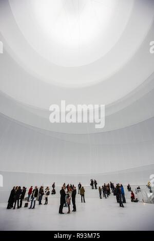 Besucher innerhalb einer Installation von Christo, 90 Meter hoch, 50 Meter breit, bestehend aus 20.350 Quadratmeter Stoff und Stockfoto