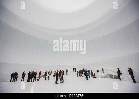 Besucher innerhalb einer Installation von Christo, 90 Meter hoch, 50 Meter breit, bestehend aus 20.350 Quadratmeter Stoff und Stockfoto