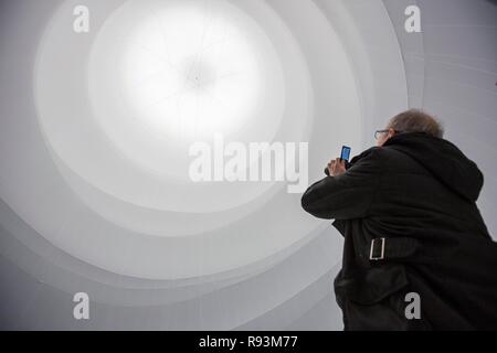 Besucher ein Bild von einer Installation von Christo, 90 Meter hoch, 50 Meter breit, bestehend aus 20.350 Quadratmeter Stockfoto