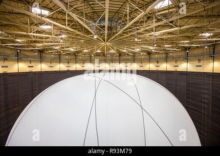 Installation von Christo, 90 Meter hoch, 50 Meter breit, bestehend aus 20.350 Quadratmeter Stoff und 4500 Meter Seil, Stockfoto