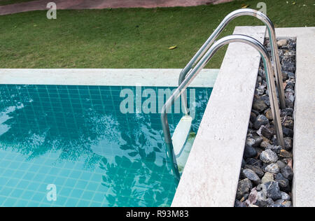 Metal Schiene der Leiter in der klaren Pool im tropischen Hotel. Stockfoto