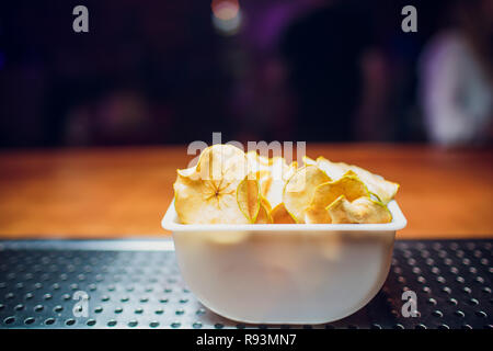 Getrocknete Apfel Ringe in Glas auf hölzernen Tisch Stockfoto