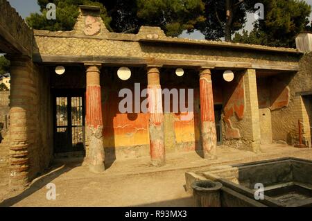 Rote Säulen in der Casa del Rilievo di Telefo, antiken römischen Ausgrabungen von Herculaneum, Ercolano, Neapel, Kampanien, Italien Foto © Silvio M Stockfoto
