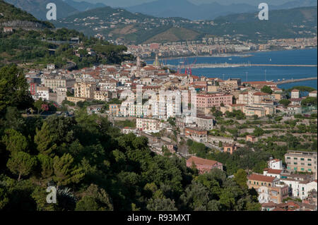 Vietri sul Mare Village, am östlichen Ende der Amalfiküste im Süden Italiens, im Hintergrund die Stadt Salerno, Italien Foto © Fabio Mazzarella/Sinte Stockfoto