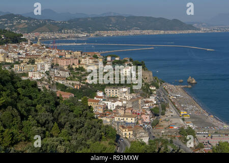 Vietri sul Mare Village, am östlichen Ende der Amalfiküste im Süden Italiens, im Hintergrund die Stadt Salerno, Italien Foto © Fabio Mazzarella/Sinte Stockfoto