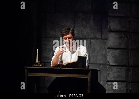 Schauspieler Anton Plevka am 28. November 2018 während einer Probe der englischen Komödie "Adel verpflichtet", der seine Premiere Deutsche, die am 29. November hatte, im Hamburger Ernst-Deutsch-Theater. Regisseur: Anatol Preissler. Foto: Christian Fürst | Verwendung weltweit Stockfoto