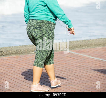 Beleibte Frau tragen lycra Leggings trainieren. Stockfoto