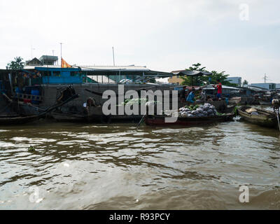 Motorboot geladen Wassermelonen und Kartoffeln für Verkauf an können sich Tho Cai Rang Floating Market eine sechs Kilometer um eine 30-minütige Fahrt von Can Tho Stadt Stockfoto