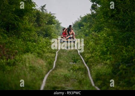 Zwei Frauen im Urlaub Reiten der Bambus Zug in Kambodscha, ein Fotograf Stockfoto