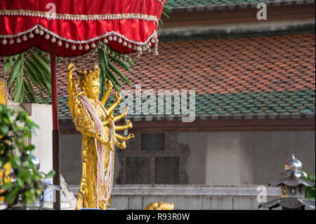 Guan Yin goldene Statue in Bangkok. Stockfoto