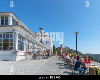 Touristen auf der Café-Terrasse am Aussichtspunkt Fløyfjellet auf dem Gipfel des Berges Fløyen, Bergen, Norwegen Stockfoto