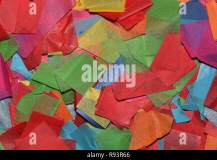 Eine bunte Palette von cut Seidenpapier, die hausgemachte Konfetti vorgenommen wurde. Stockfoto