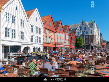 Cafés und Bars vor traditionellen Holzgebäuden im historischen Stadtteil Bryggen, Hafen Vagen, Bergen, Norwegen Stockfoto