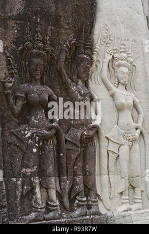 Tanzende Mädchen in einen steinernen Tempel Wand in Kambodscha geschnitzt Stockfoto