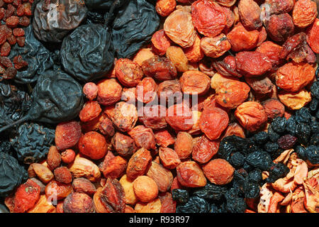 Gesundes Essen. Hintergrund von getrockneten Früchten. Zeilen von getrockneten Aprikosen, Birnen, Rosinen, Äpfel, Pflaumen Stockfoto