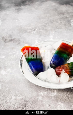 Rainbow Speiseeis popsicle auf grauem Hintergrund. Kopieren Sie Platz. Essen Hintergrund Stockfoto