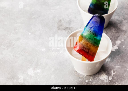 Rainbow Speiseeis popsicle auf grauem Hintergrund. Kopieren Sie Platz. Essen Hintergrund Stockfoto