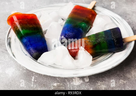 Rainbow Speiseeis popsicle auf grauem Hintergrund Stockfoto