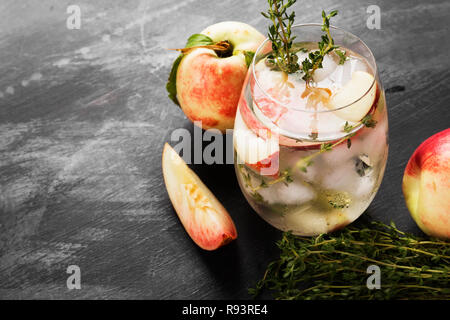 Pfirsich Nektarine kalte Limonade mit Thymian Zutaten auf dunklem Hintergrund. Kopieren Sie Platz. Essen Hintergrund Stockfoto