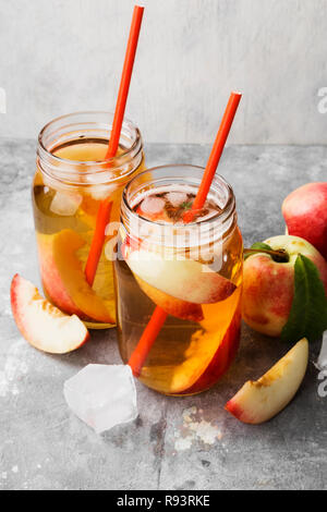 Pfirsich Nektarine kalten Eistee lemonad verschiedene Zutaten 2 Gläser Glas auf grauen Hintergrund. Stockfoto