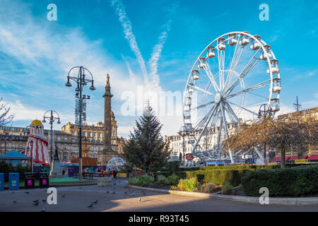 Ein Riesenrad vor einem strahlend blauen Himmel im Winter. Stockfoto