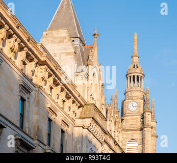 Glasgow, Schottland, Großbritannien - Dezember 14, 2018: Clock Tower und Gebäude aus der Zeit der alten St Georges Tron Pfarrkirche in Nelson Mandela Platz Glasgow. Stockfoto