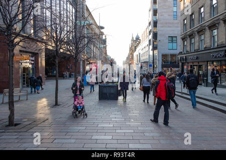 Glasgow, Schottland, Großbritannien - Dezember 14, 2018: Auf der Suche Buchanan Street im Stadtzentrum von Glasgow auf dem Vorfeld zu Weihnachten. Stockfoto