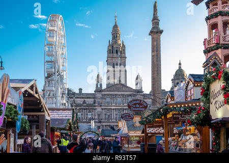 Glasgow, Schottland, Großbritannien - Dezember 14, 2018: Auf dem George Square in Glasgow und der Weihnachtsmarkt auf dem Platz im Vorfeld zu Weihnachten. Stockfoto