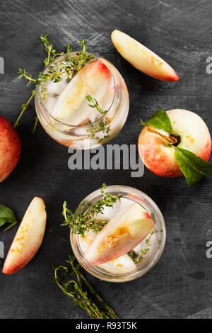 Pfirsich Nektarine kalte Limonade mit Thymian Zutaten 2 Gläser auf dunklem Hintergrund. Ansicht von oben. Essen Hintergrund Stockfoto