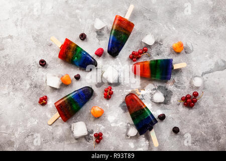 Rainbow Speiseeis popsicle auf grauem Hintergrund. Ansicht von oben. Essen Hintergrund Stockfoto
