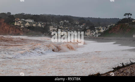 Storm Wellen auf dem Kiesstrand an Budleigh Salterton an der Jurassic Coast, East Devon, Südwest-England, Vereinigtes Königreich. Stockfoto