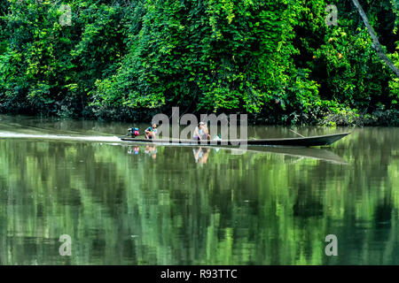 Einheimische Kreuzfahrt auf dem Amazonas in einem Einbaum Stockfoto