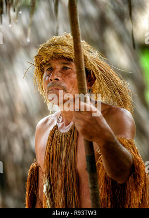 Yagua indischen Mann, der einen Pucuna (BLOWGUN) im Peruanischen Amazonas Regenwald Stockfoto