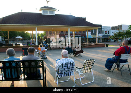 Fans hören, wie bluegrass Musiker an einem Samstag Abend in Railroad Park in Wasser Tal, Mississippi durchführen. Stockfoto