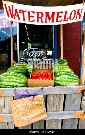 Wassermelonen sind auf einem Ständer außerhalb B.T.C. verkauft Lebensmittelgeschäft in Wasser Tal, Mississippi. Stockfoto