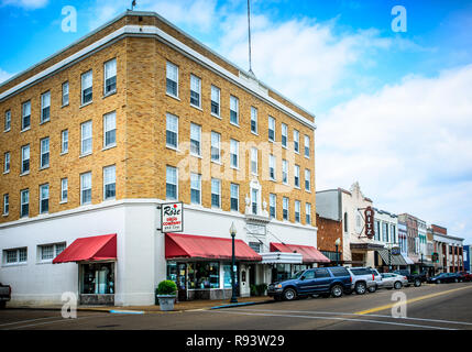 Rose Droge Gesellschaft und das Ritz, das Theater und das Konferenzzentrum sind nur zwei der Unternehmen, die auf Commerce Street in der Innenstadt von West Point, Mississippi. Stockfoto