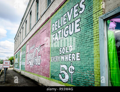 Vintage Werbung schmücken die Seite eines Gebäudes in der Innenstadt von West Point, Mississippi. Stockfoto