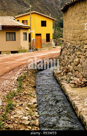 Inca Hauswasserversorgung in der Altstadt von Ollantaytambo Stockfoto